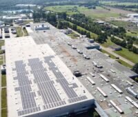 Zu sehen ist die Hallenfläche in Philippsburg, auf der Wirsol die Photovoltaik-Großdachanlage baut.