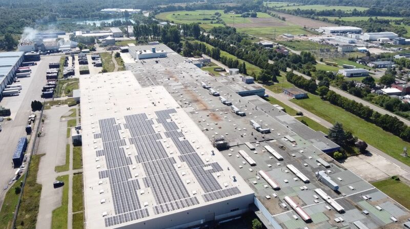 Zu sehen ist die Hallenfläche in Philippsburg, auf der Wirsol die Photovoltaik-Großdachanlage baut.