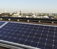 Photovoltaikanlage im Vordergrund, im Hintergrund die Skyline von Hamburg