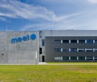 Zu sehen ist das Gebäude des Forschungsinstituts MEET, an dem die neue von Dual-Ionen-Batterie entwickelt wird.