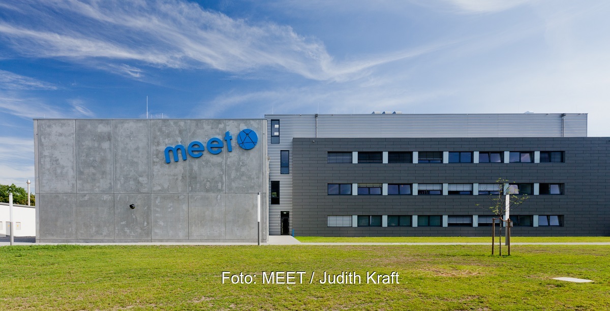 Zu sehen ist das Gebäude des Forschungsinstituts MEET, an dem die neue von Dual-Ionen-Batterie entwickelt wird.