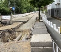 In einer Straße werden Wärmleitungen verlegt. Hier ist die Öffnung der Straße teils schon wieder verfüllt worden.