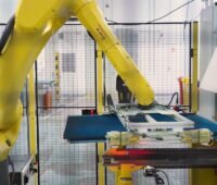 Ein Roboter in der Wärmepumpenfabrik von Panasonic in Pilsen.