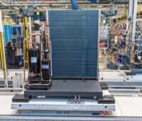Halbfertige Wärmepumpe auf einem Fließband bei Stiebel Eltron in Holzminden.
