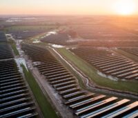 Luftbild von Sonnenuntergang über Photovoltaik-Anlage - Solarstrom für die Bahn.