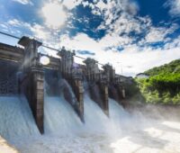 Wasserkraft an einem Wasserkraftwerk