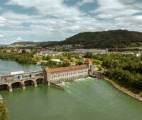 Luftbild von Wasserkraftwerk und brücke über dem Hochrhein.