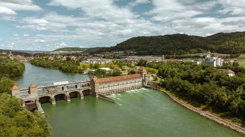 Luftbild von Wasserkraftwerk und brücke über dem Hochrhein.