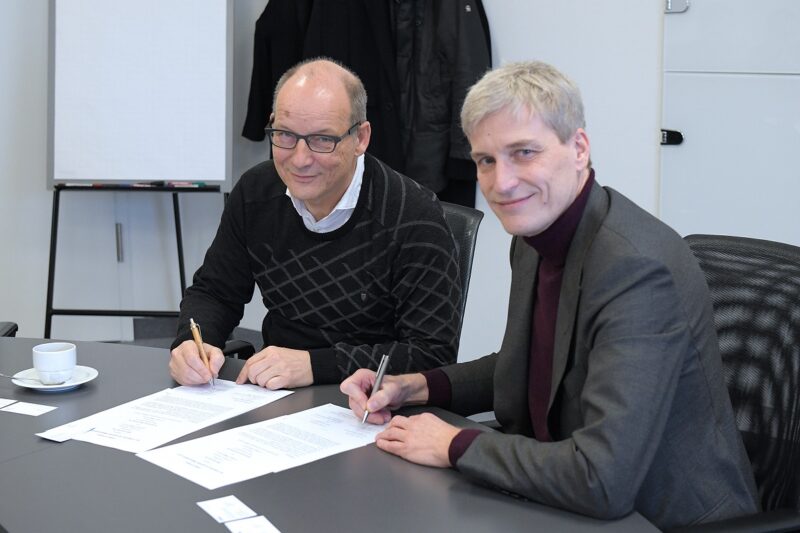 Zu sehen sind Roger Miesen, Vorstandsvorsitzender RWE Generation, und Thyssenkrupp Steel CTO Dr. Arnd Köfler bei der Vertragsunterzeichnung zur Zusammenarbeit bei Wasserstoff zur Stahlproduktion.