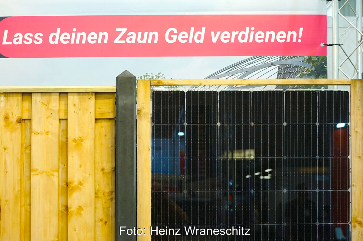 Ausschnitt eines Hozzaunes mit integriertem Photovoltaikmodul