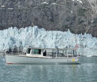 Solarboot vor Eisberg - die Wayward Sun in Alaska