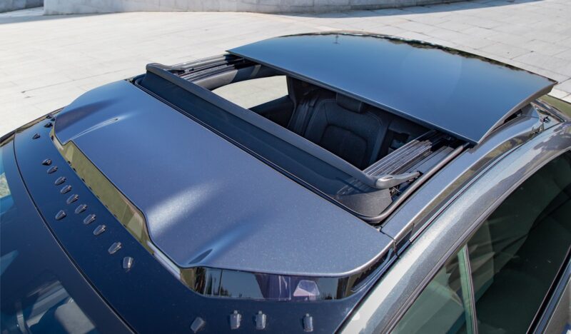 Im Bild das geöffnete Dach eine Autos, das Webasto auch als Solardach anbietet.