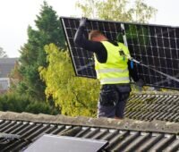 Der Installationsbetrieb Wegatech hat in Köln zwölf Einfamilienhäuser in einem Wohngebiet mit Photovoltaik und Stromspeichern ausgestattet.