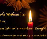 Brennende Kerze vor Weihnachtssternen. Schrift mit Weihnachts- und Neujahrsgrüßen.