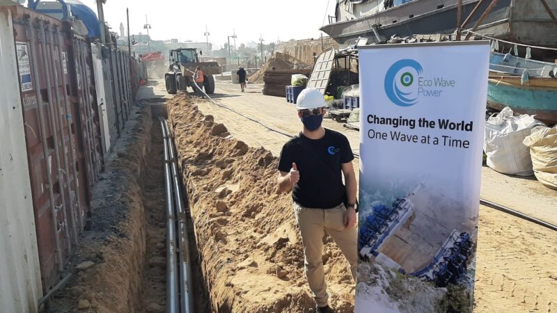 Zu sehen sind die netzanschlussabreiten für das Wellenenergie-Kraftwerk von Eco Wave Power im Hafen von Jaffa.