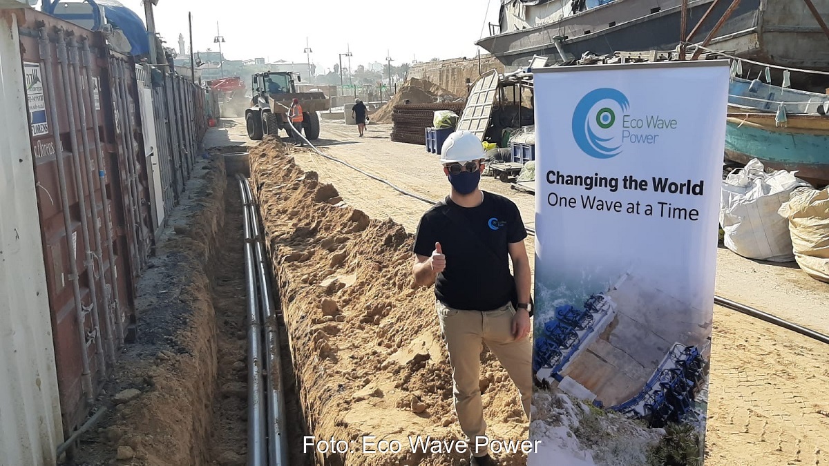 Zu sehen sind die netzanschlussabreiten für das Wellenenergie-Kraftwerk von Eco Wave Power im Hafen von Jaffa.