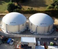 Eine der Biogasanlagen von Weltec Biopower in Frankreich aus der Luft aufgenommen.