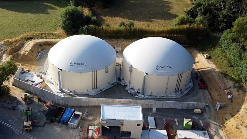 Eine der Biogasanlagen von Weltec Biopower in Frankreich aus der Luft aufgenommen.