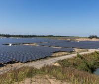 Freiflächen Photovoltaik-Anlage, am rechten Bildrand ein Teich