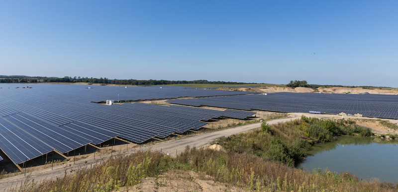 Freiflächen Photovoltaik-Anlage, am rechten Bildrand ein Teich