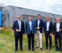 Im Bild Offizielle vor dem Wemag-Batteriespeicher in Schwerin.