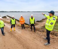 Zu sehen ist die Baustellenbegehung auf dem Gelände vom Photovoltaik-Solarpark Zietlitz mit Vertretern der Landesregierung von Meck-Pomm.