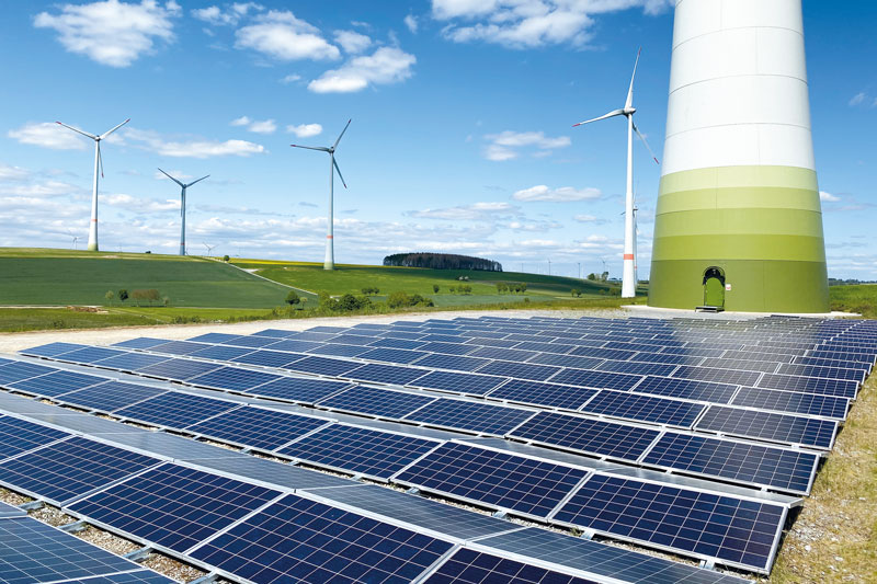 Photovoltaikanlage am Fuß einer Windenergie-Anlage