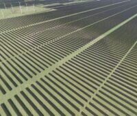 Animation eines riesigen Photovoltaikfeldes auf grüner Wiese.
