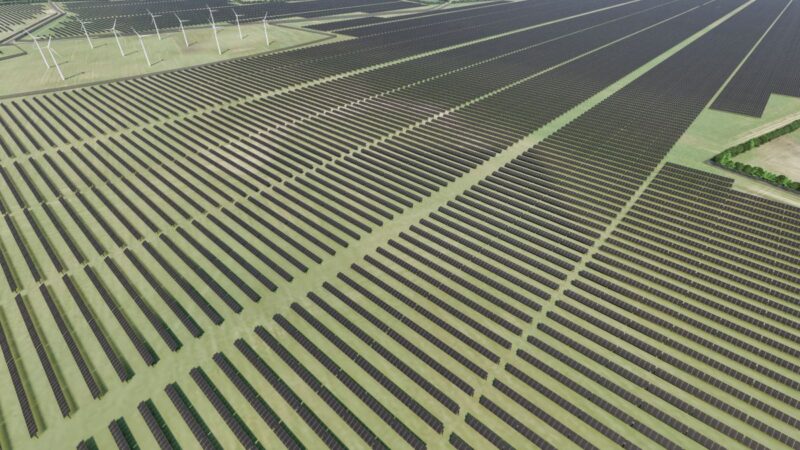 Animation eines riesigen Photovoltaikfeldes auf grüner Wiese.
