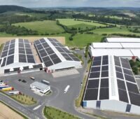 Luftbild der Photovoltaik-Dachanlage von Wiegand-Glas in Großbreitenbach.