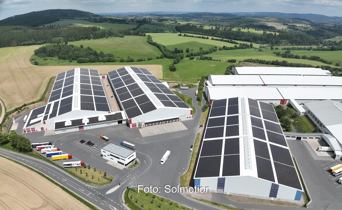 Luftbild der Photovoltaik-Dachanlage von Wiegand-Glas in Großbreitenbach.