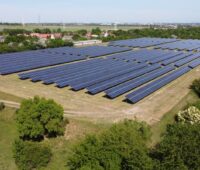 Die größte Photovoltaikanlage Wiens steht im Grünen.
