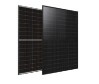 Im Bild die beiden Varianten der Glas-Glas-Solarmodulserie WST-NCX48 von Winaico.