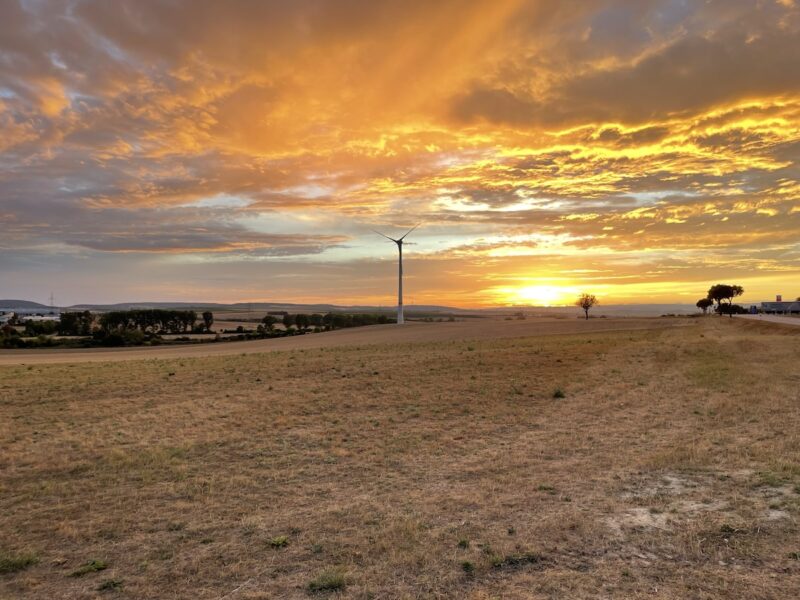 Windenergie-Anlage bei Sonnenaufgang - Symbolbild für Software für Beteiligung von Kommunen.