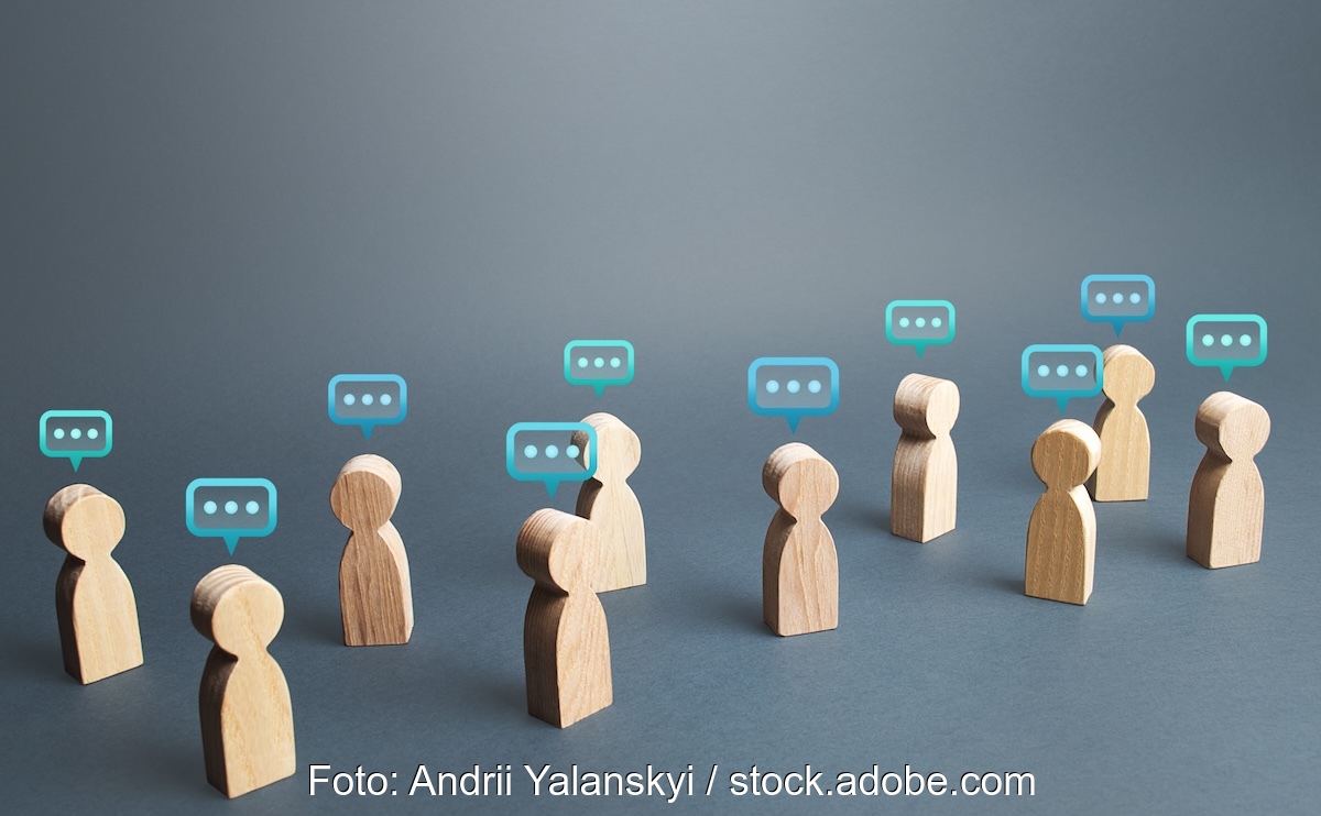 Holzfiguren mit Sprechblasen - Symbol für Kommunikation