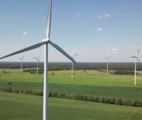 Windenergie-Anlagen auf flachem Land aus der Luft aufgenommen - Windpark von Qualitas vor dem Repowering