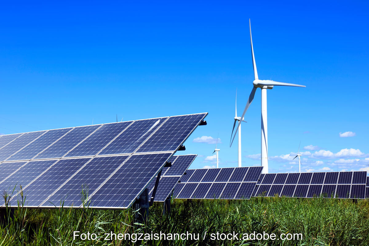Freiflächen-Photovoltaikanlage vor Windenergieanlagen - Symbolbild für Sonderabgabe für Wind- und Solaranlagen in Brandenburg.