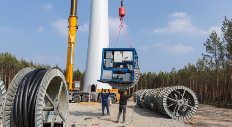 Im Bild ein Baustellenkran und eine Windenergieanlage, Die Aktie der PEN AG ist in den TecDAX aufgenommen worden.