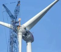 Im Bild die Montage einer Windenergieanlage, die Bundesnetzagentur hat das Ausschreibungsvolumen für Windenergie an Land halbiert.