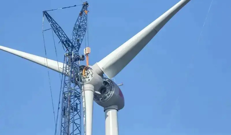 Im Bild die Montage einer Windenergieanlage, die Bundesnetzagentur hat das Ausschreibungsvolumen für Windenergie an Land halbiert.