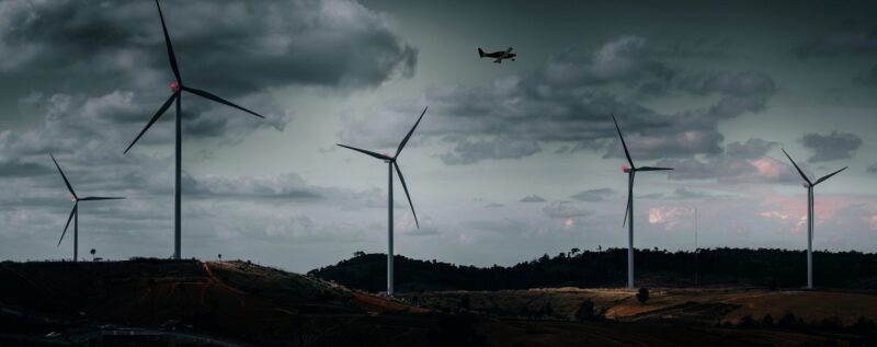 Zu sehen ist ein Windpark in der Dämmerung. Hier soll die bedarfsgesteuerte Nachkennzeichnung zum Einsatz kommen.