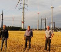 Zu sehen sind die Landwirte Christoph Luis, Michael Flocke und Josef Dreps, durch die der einzigartige Stromtarif in Marsberg-Meerhof ermöglicht wird.