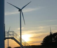 Windenergieanlage im Windpark Laubendorf vor Sonnenuntergang