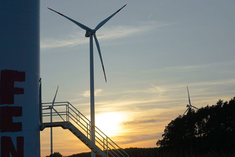Windenergieanlage im Windpark Laubendorf vor Sonnenuntergang