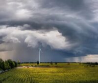 Zu sehen ist eine Windkraftanlage im Sturm. Die Bundesnetzagentur hat Pönalen für nicht rechtzeitig realisierte Windparks ausgesetzt.