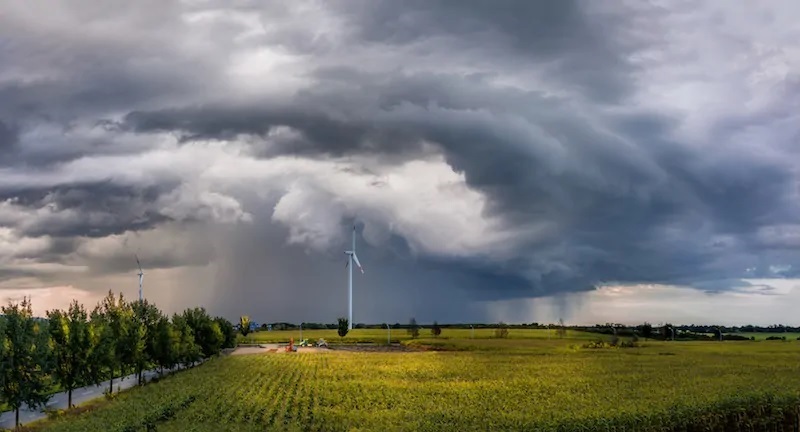 Zu sehen ist eine Windkraftanlage im Sturm. Die Bundesnetzagentur hat Pönalen für nicht rechtzeitig realisierte Windparks ausgesetzt.