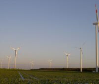 Windpark an Land bei Sonnenaufgang