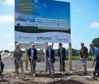 Sieben Personen bei einem Spatenstich für einen Windpark.