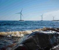 Windkraftanlagen Off-Shore vom Strand aus gesehen.