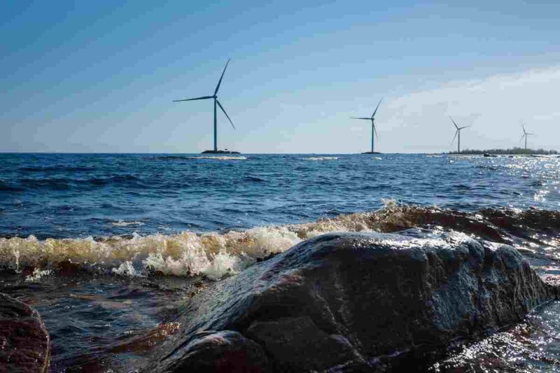 Windkraftanlagen Off-Shore vom Strand aus gesehen.